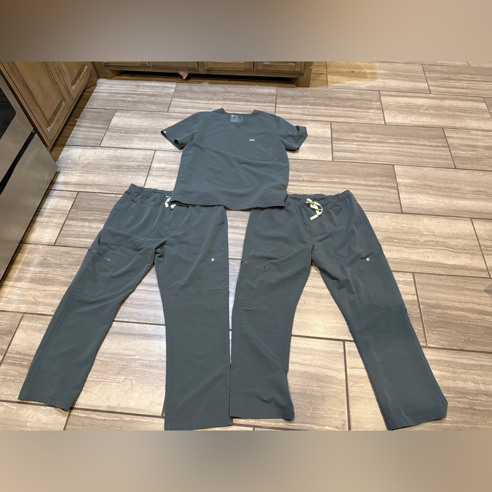 3pc Men’s sz L & XLS Figs Scrub Set